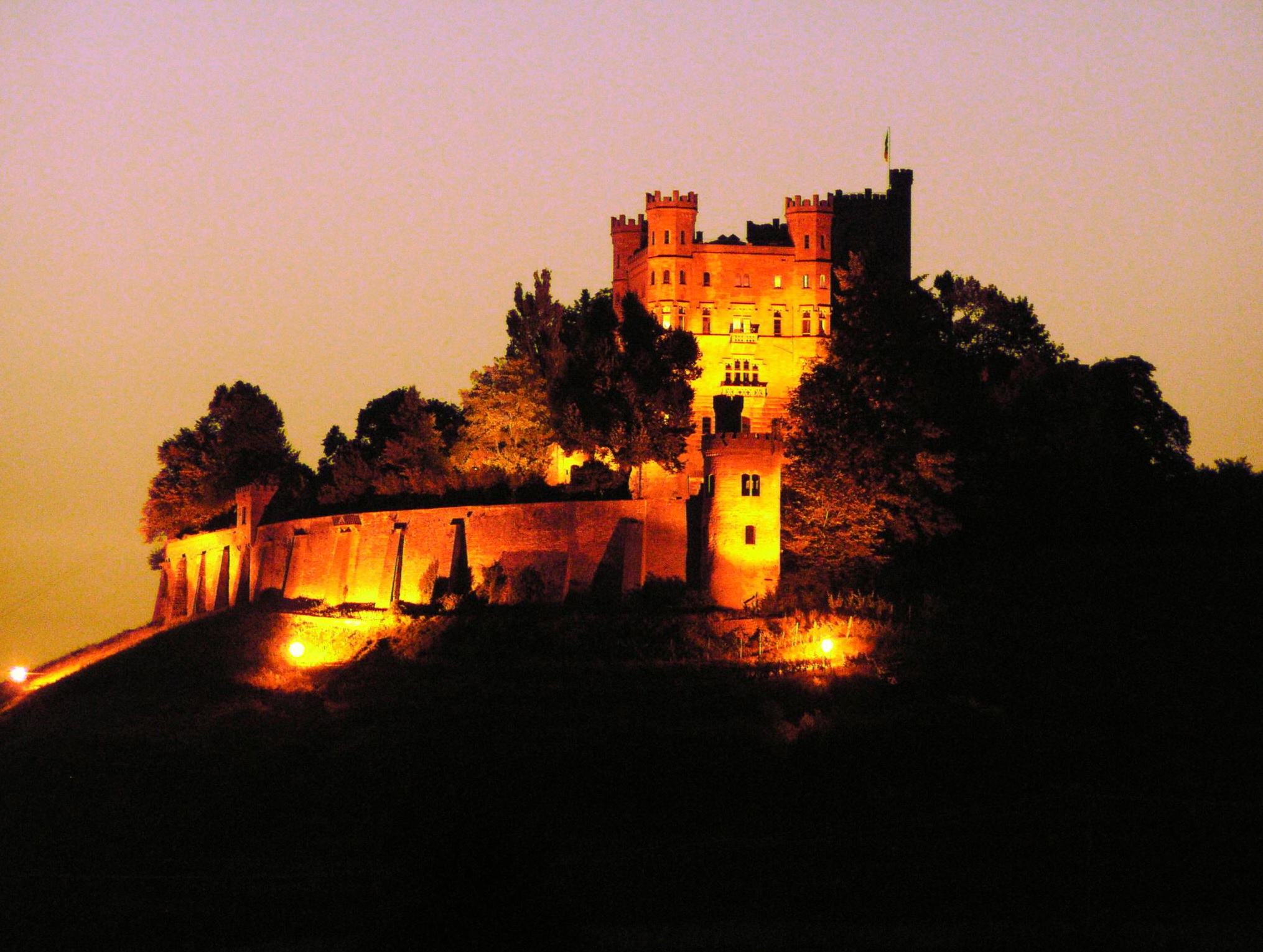 Schloss Ortenberg beleuchtet bei Nacht